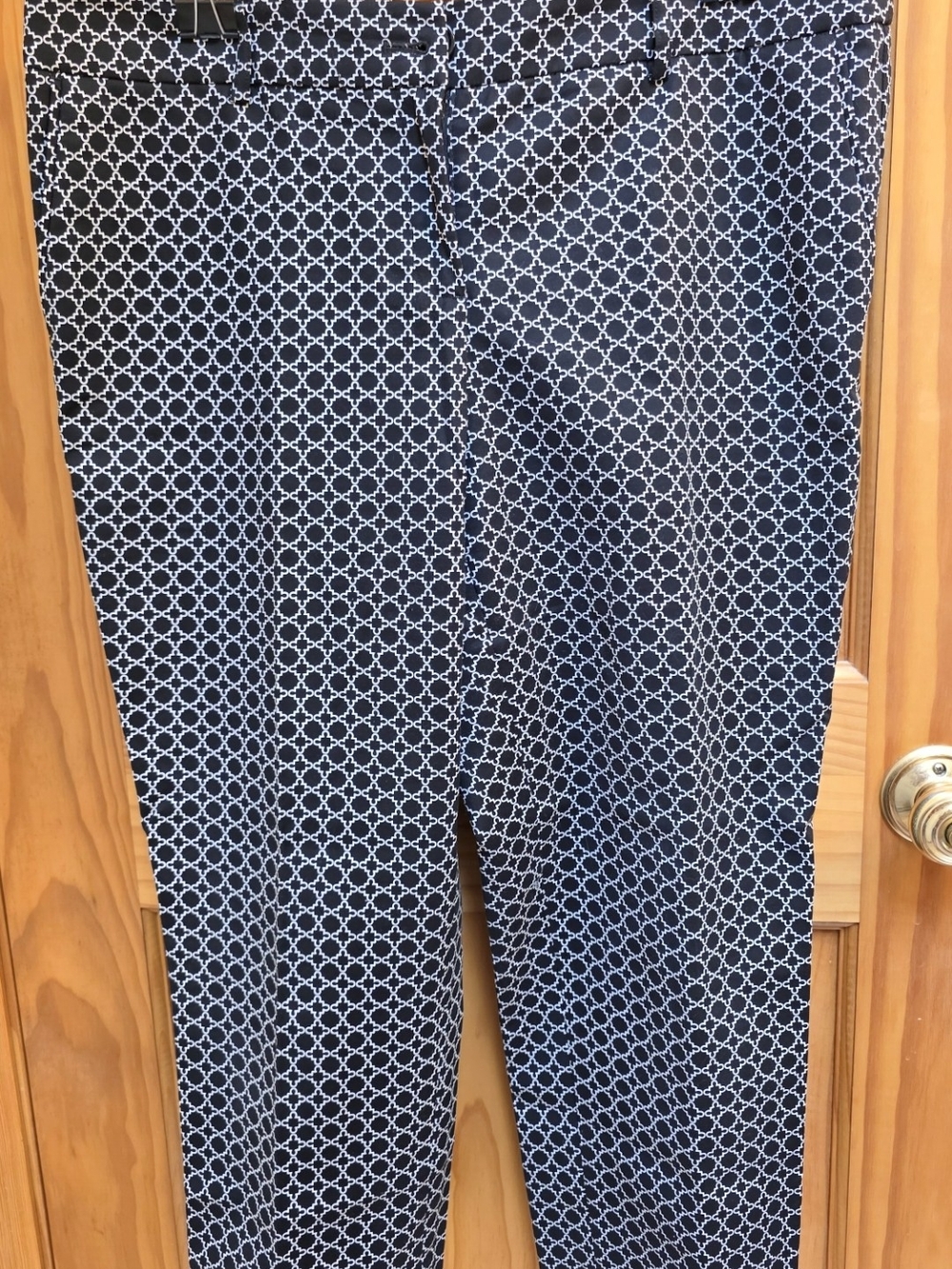 Women's Black & White Geometric Print Capri Pants